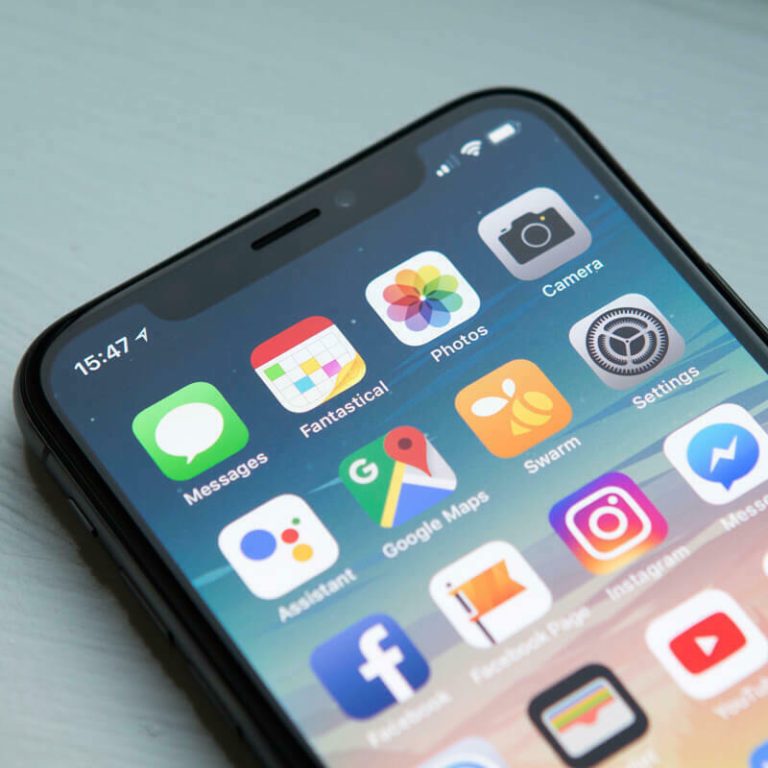 Smartphone home screen showing app icons for Messages, Photos, Camera, Google Maps, Instagram and Settings.